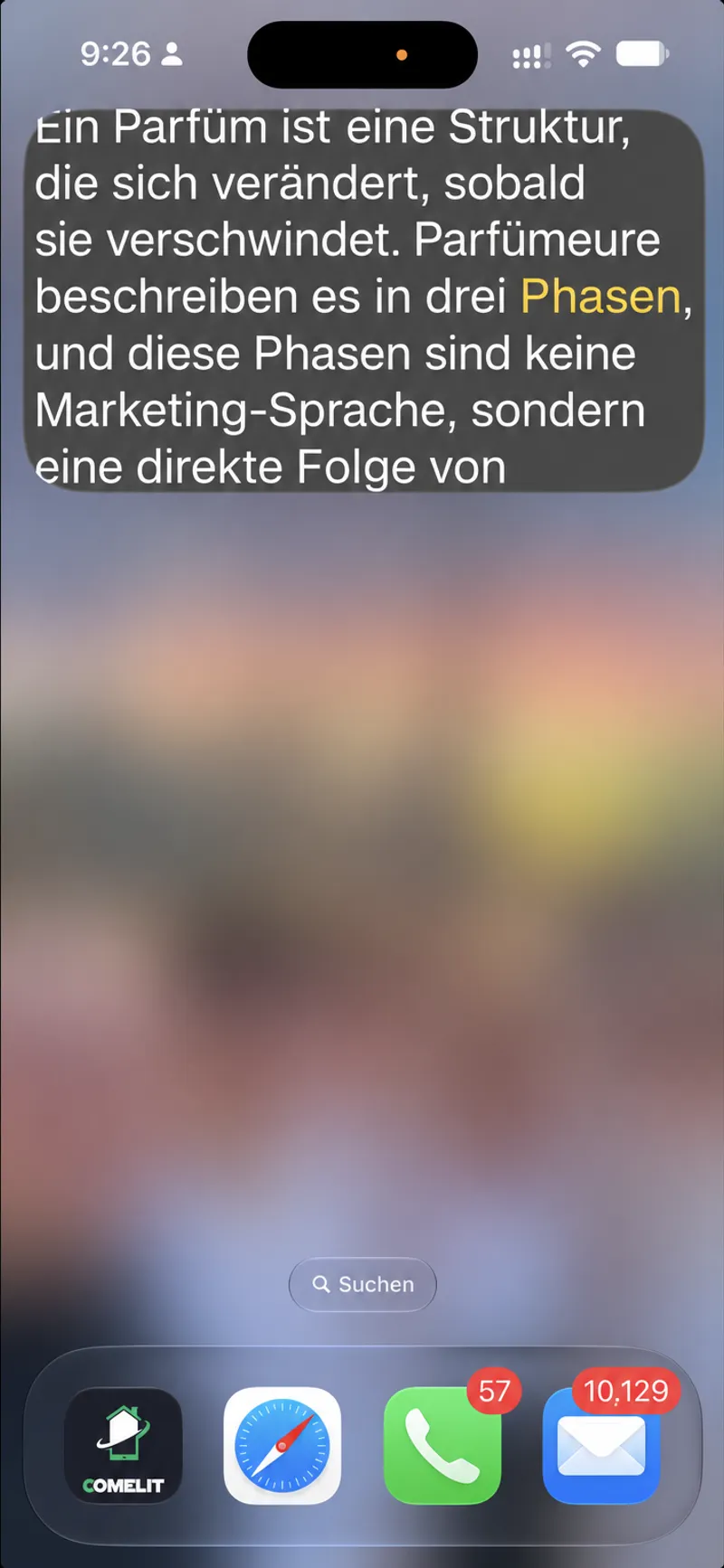 Ein iPhone-Startbildschirm mit dem Autoprompt-Skript, das oben in einem kleinen Bild-in-Bild-Fenster schwebt, das nächste Wort ist gelb hervorgehoben