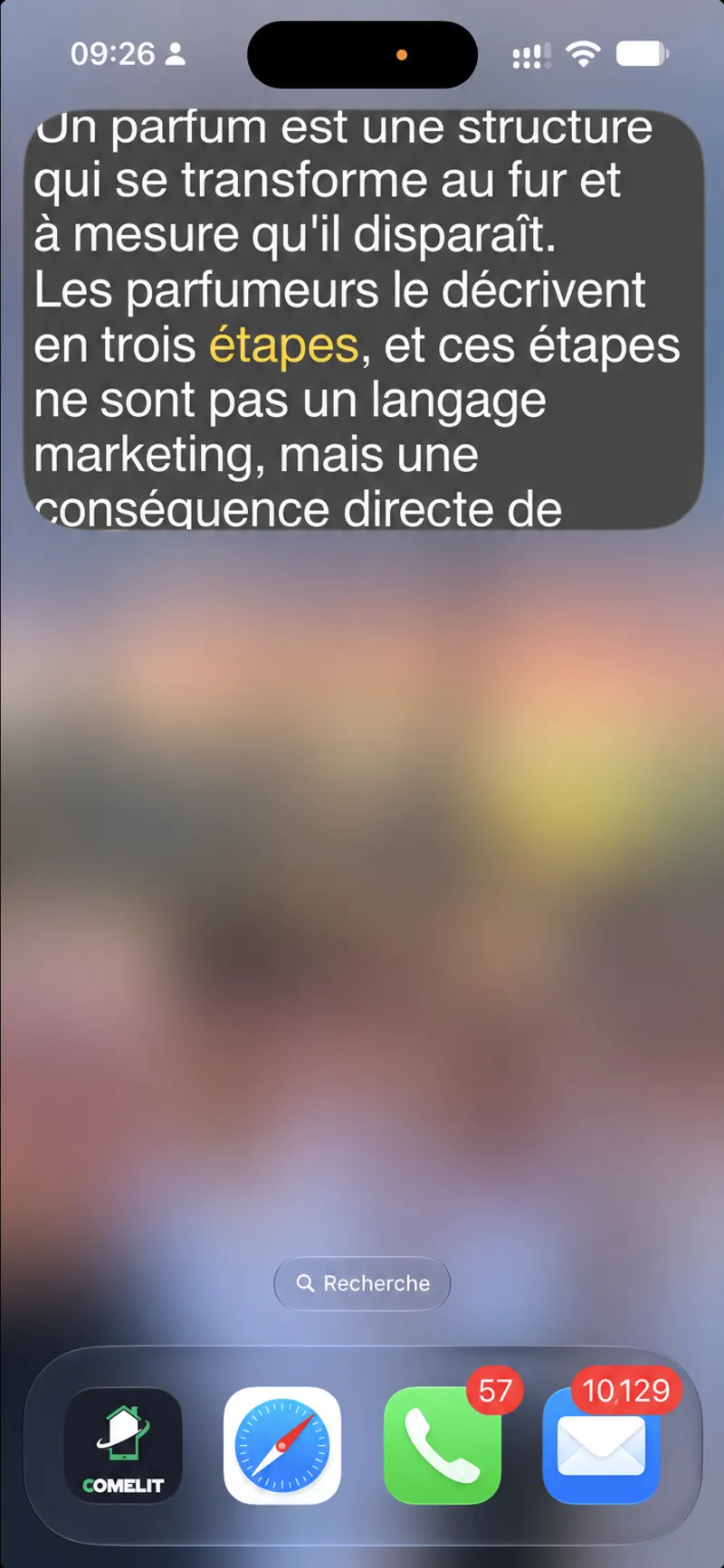 Une interface d’accueil d’iPhone avec le script Autoprompt flottant dans une petite fenêtre d’image dans l’image en haut, le mot suivant mis en évidence en jaune