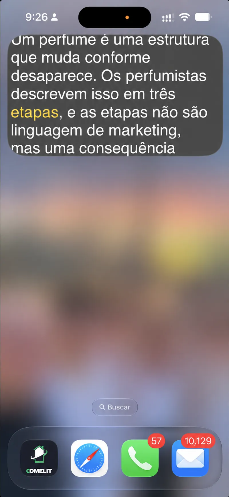 Tela inicial de um iPhone com o script Autoprompt flutuando em uma pequena janela de Tela em Tela no topo, a próxima palavra destacada em amarelo