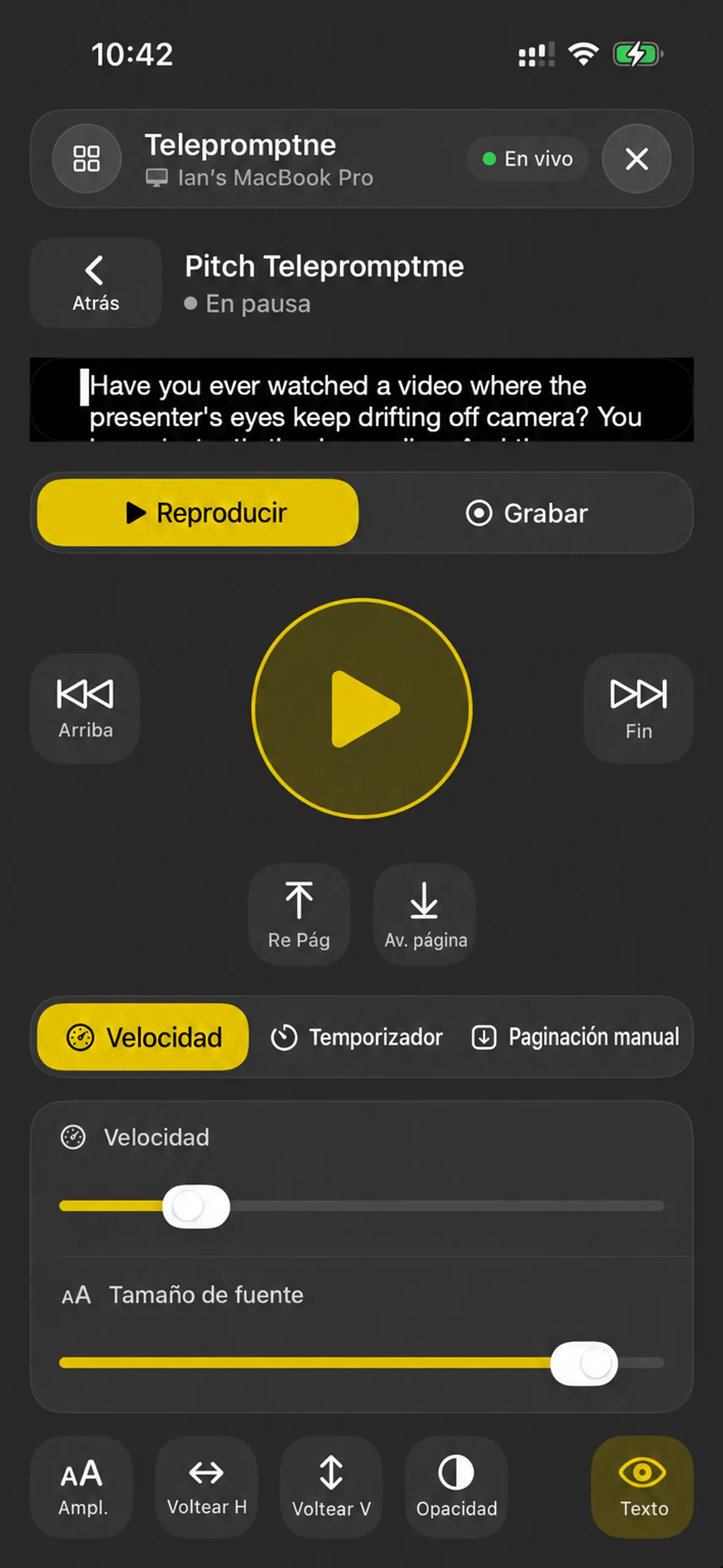 Un iPhone conduciendo un Mac como control remoto: botones de transporte, selector de modo de desplazamiento y controles deslizantes de velocidad y fuente
