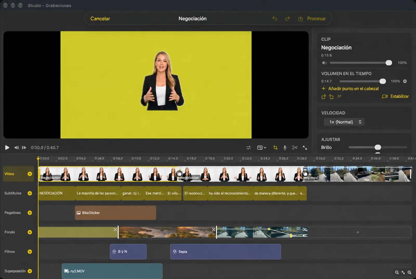 El editor de Studio: una vista previa sobre una línea de tiempo de múltiples pistas con vídeo, subtítulos, pegatinas, fondo, filtros y pistas superpuestas, y un inspector de clips a la derecha.