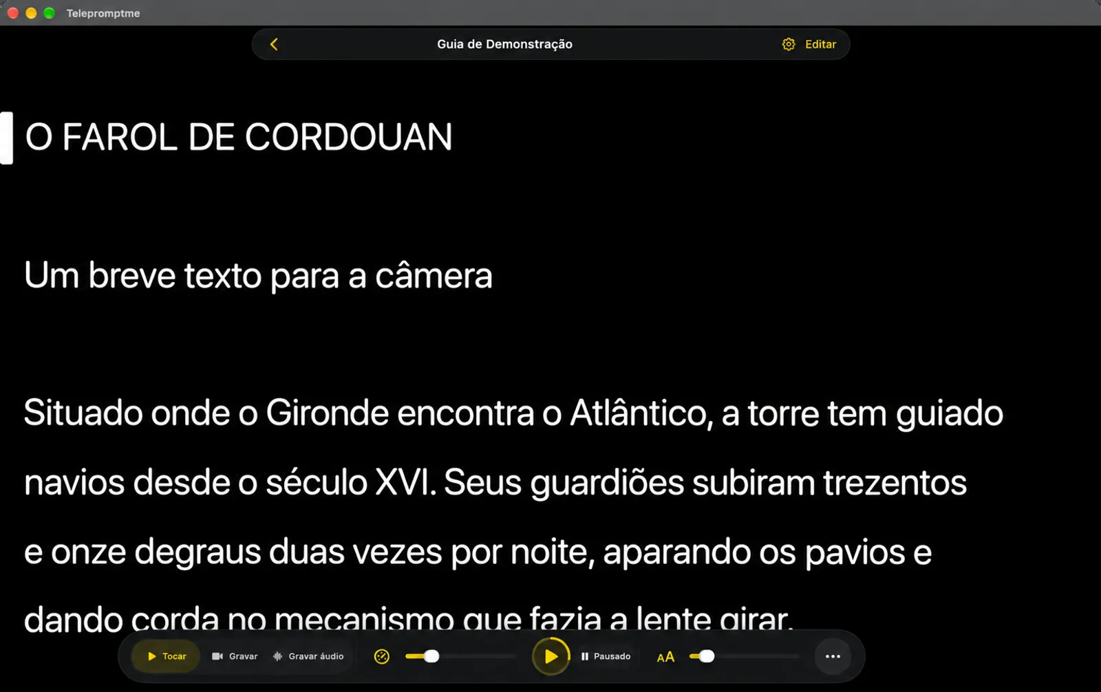 A tela do teleprometor Telepromptme com um script preenchendo a visão e a prancha flutuante na parte inferior